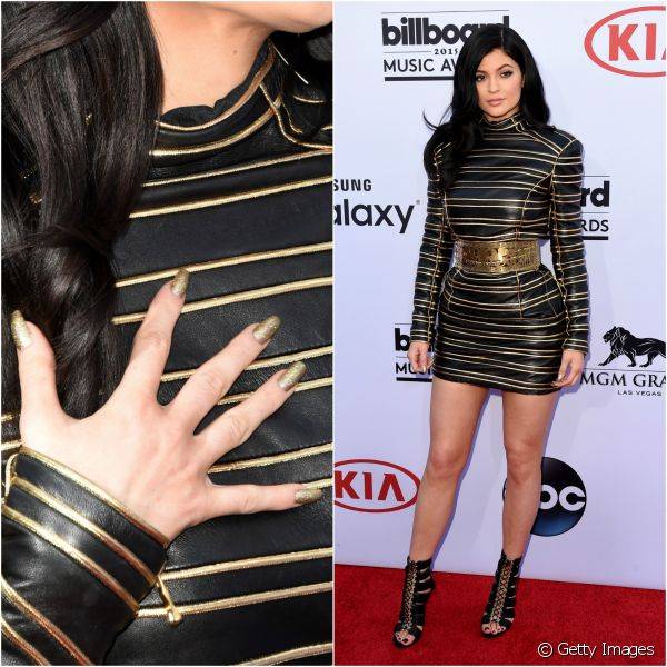 Kylie Jenner escolheu um esmalte dourado com glitter que combinava com o seu vestido